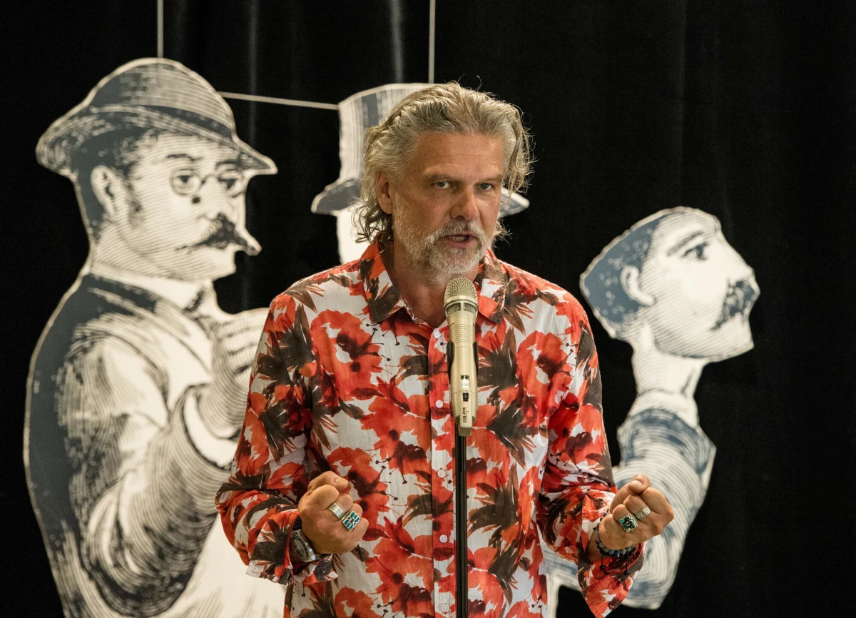 Dyrektor Teatru im. Juliusza Słowackiego w Krakowie Krzysztof Głuchowski będzie kierował sceną przez kolejne trzy lata. W piątek małopolski urząd marszałkowski, któremu podlega instytucja, poinformował o podpisaniu umowy.