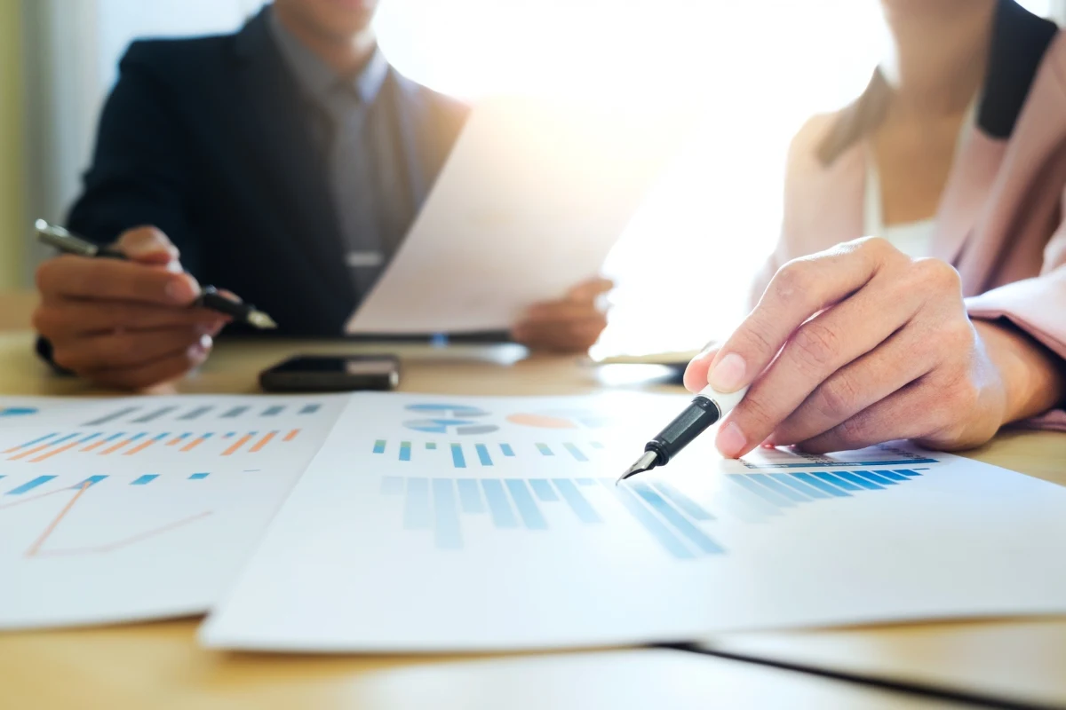 Współczesny świat biznesu ewoluuje w ekspresowym tempie, a umiejętności w zakresie finansów, rachunkowości oraz zarządzania kadrami i płacami nigdy nie były bardziej cenne. Właśnie dlatego studia na takich kierunkach, jak Finanse i Rachunkowość czy Kadry i Płace cieszą się niesłabnącym zainteresowaniem. Dla wielu osób jest to pierwszy krok w kierunku obiecującej kariery, który otwiera drzwi do szerokiego spektrum możliwości zawodowych – od audytu i doradztwa po zarządzanie zasobami ludzkimi w dużych korporacjach.