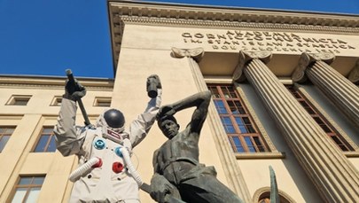 Krakowski pomnik górników i hutników przebrany za astronautę