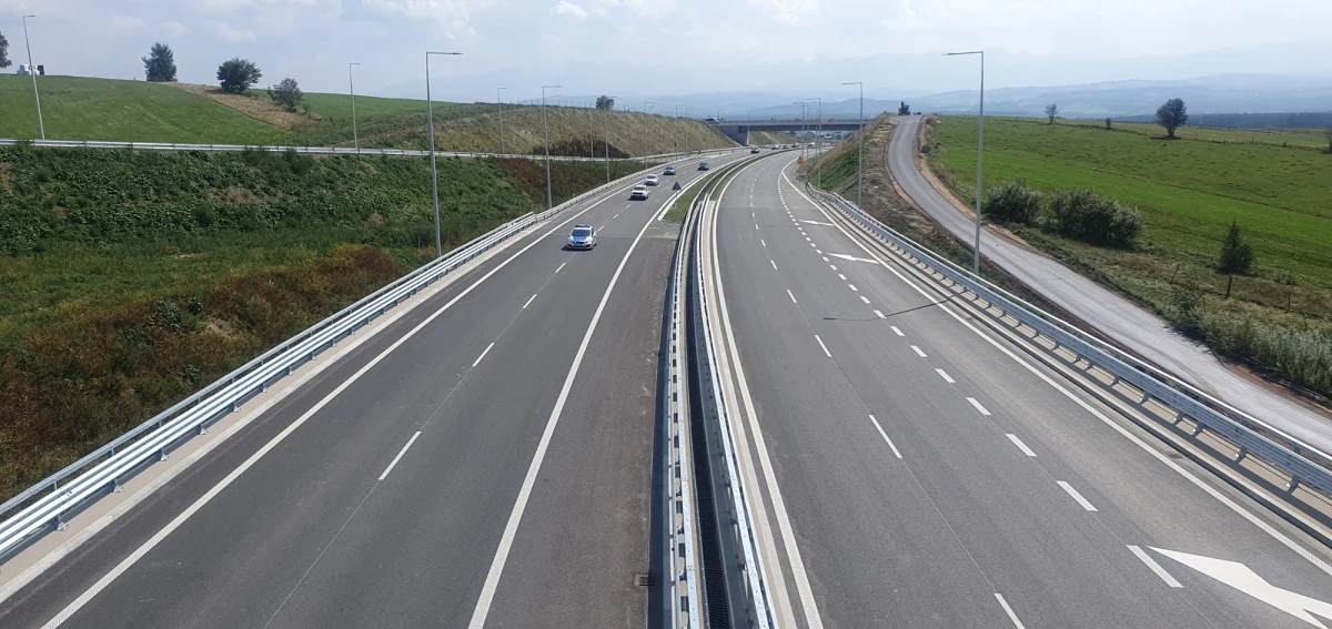 Kierowcy wracający z Podhala dostaną prezent. Od piątku otwarta zostanie nowa, dwujezdniowa droga krajowa nr 47 między Nowym Targiem a Rdzawką. Ma ona ułatwić powroty z wakacji. Jednocześnie zamknięty zostanie problematyczny przejazd ze światłami prowadzącym przez Klikuszową. 