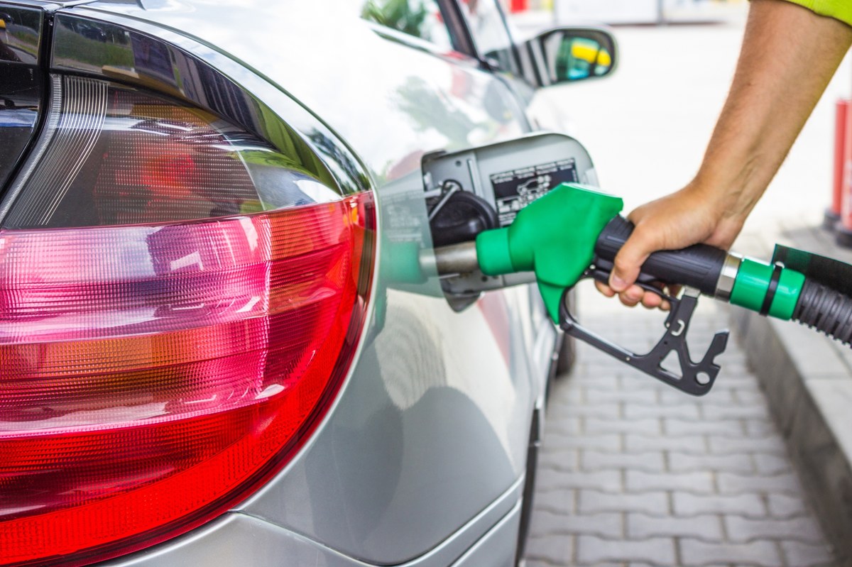 W przyszłym tygodniu paliwa będą tanieć, za wyjątkiem LPG - prognozują w analitycy e-petrol.pl. Najpopularniejszą benzynę bezołowiową można będzie tankować średnio po 6,12-6,25 zł za litr, podczas gdy za tę samą ilość oleju kierowcy zapłacą 6,12-6,25 zł, a autogazu 2,80-2,87 zł.