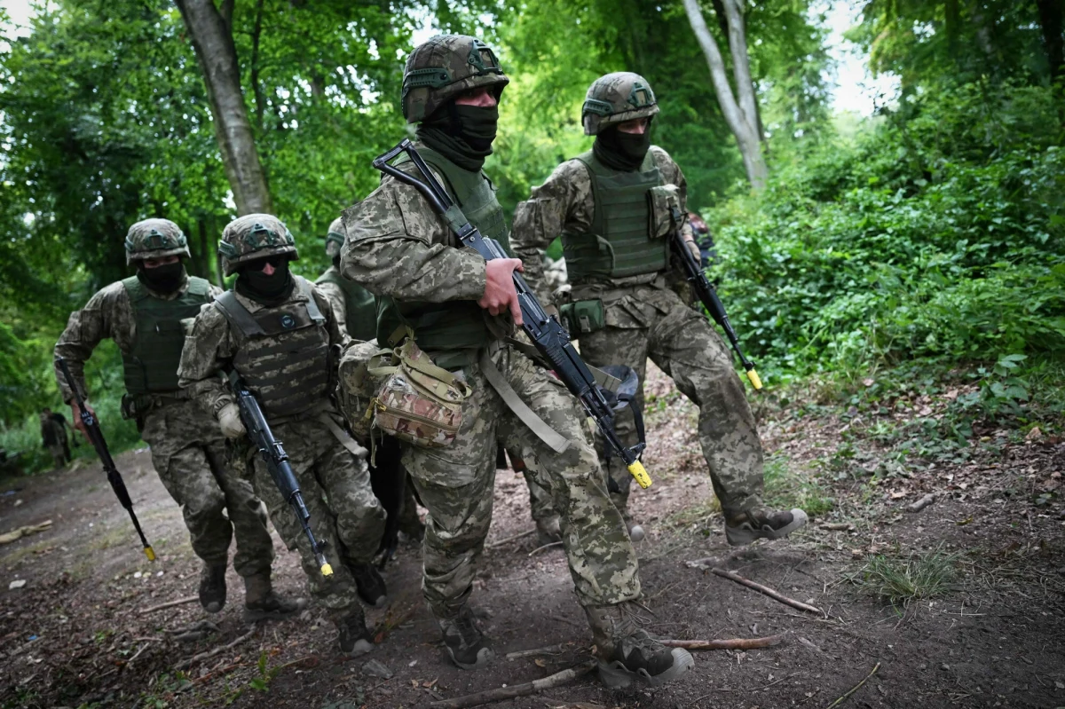 Szef unijnej dyplomacji Josep Borrell poinformował, że do końca roku zostanie wyszkolonych dodatkowo 15 tys. ukraińskich żołnierzy. Łącznie w unijnej misji szkoleniowej weźmie udział 75 tys. osób. Misja będzie też miała komórkę koordynacyjną w Kijowie.