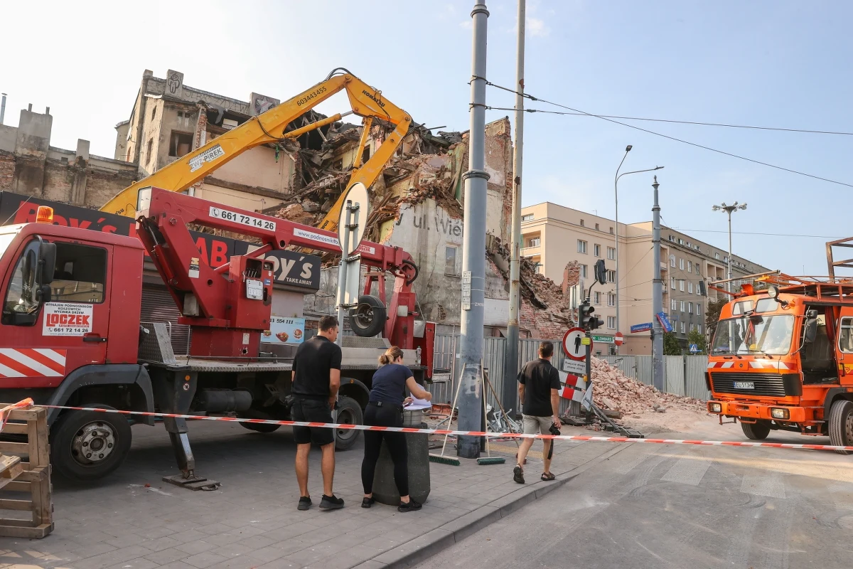 Podczas prac rozbiórkowych zawaliła się ściana kamienicy przy ul. Limanowskiego 22 w Łodzi. Nikt nie ucierpiał, ale uszkodzona została trakcja tramwajowa. 