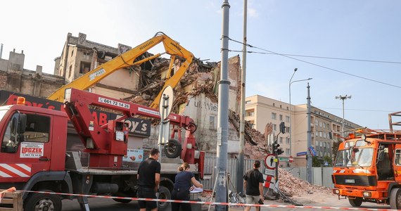 Podczas prac rozbiórkowych zawaliła się ściana kamienicy przy ul. Limanowskiego 22 w Łodzi. Nikt nie ucierpiał, ale uszkodzona została trakcja tramwajowa. 