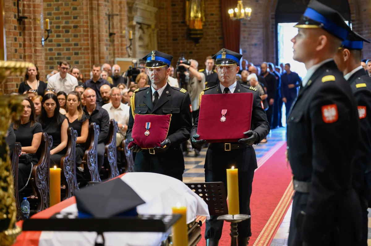St. ogn. Patryk Michalski, drugi ze zmarłych tragicznie strażaków podczas działań związanych z pożarem i wybuchem na poznańskich Jeżycach, spoczął w piątek na cmentarzu Miłostowo. "To ty interesowałeś się nami, nie oczekując tego w zamian. Zawsze pisałeś lub dzwoniłeś do nas, gdy spędzaliśmy wakacje z rodzinami lub gdy ktoś z nas był chory. Bez wyjątku, w każdej sytuacji mogliśmy na ciebie liczyć w trakcie służby i poza nią" - wspomina go przyjaciel ze służby. 