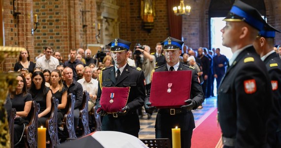 St. ogn. Patryk Michalski, drugi ze zmarłych tragicznie strażaków podczas działań związanych z pożarem i wybuchem na poznańskich Jeżycach, spoczął w piątek na cmentarzu Miłostowo. "To ty interesowałeś się nami, nie oczekując tego w zamian. Zawsze pisałeś lub dzwoniłeś do nas, gdy spędzaliśmy wakacje z rodzinami lub gdy ktoś z nas był chory. Bez wyjątku, w każdej sytuacji mogliśmy na ciebie liczyć w trakcie służby i poza nią" - wspomina go przyjaciel ze służby. 