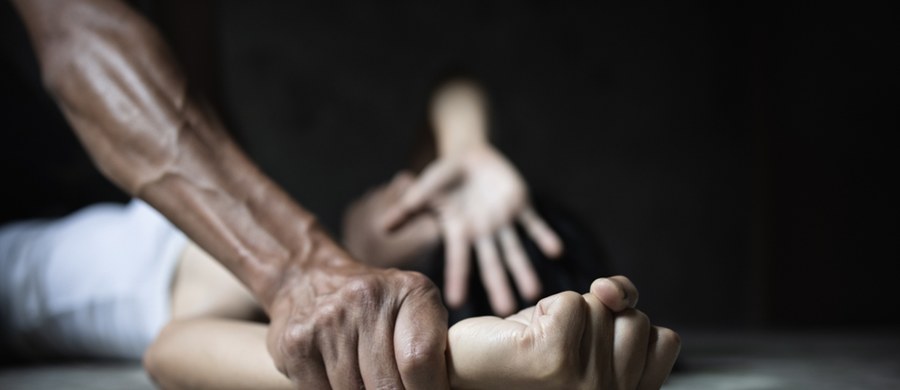 Przez kilka lat była więziona przez oprawcę. 35-latek gwałcił ją, bił, a także ograniczał dostęp do wody. Sprawą zajmuje się Prokuratura Rejonowa w Głogowie. Mężczyzna trafił do aresztu, grozi mu do 25 lat więzienia.