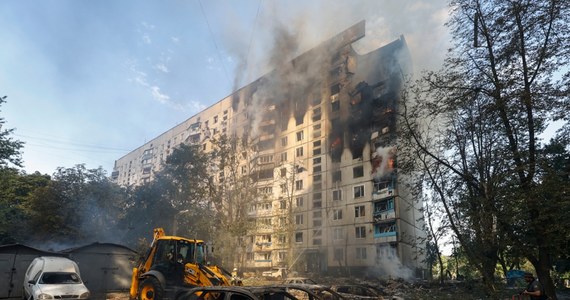 Rosyjska bomba kierowana uderzyła w piątek w dzielnicę mieszkalną i plac zabaw w Charkowie. Jak podają lokalne władze, zginęło siedem osób, a 97 zostało rannych. Prezydent Zełenski poinformował, że wśród ofiar jest 14-letnia dziewczyna. O ataku pisze agencja Reutera.