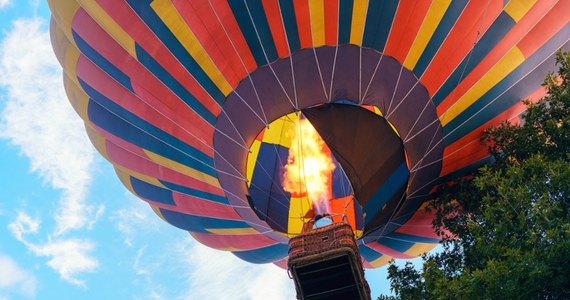 Dwie osoby wypadły z balonu podczas próby lądowania w Rogówku koło Białegostoku. Zabrano je do szpitala.