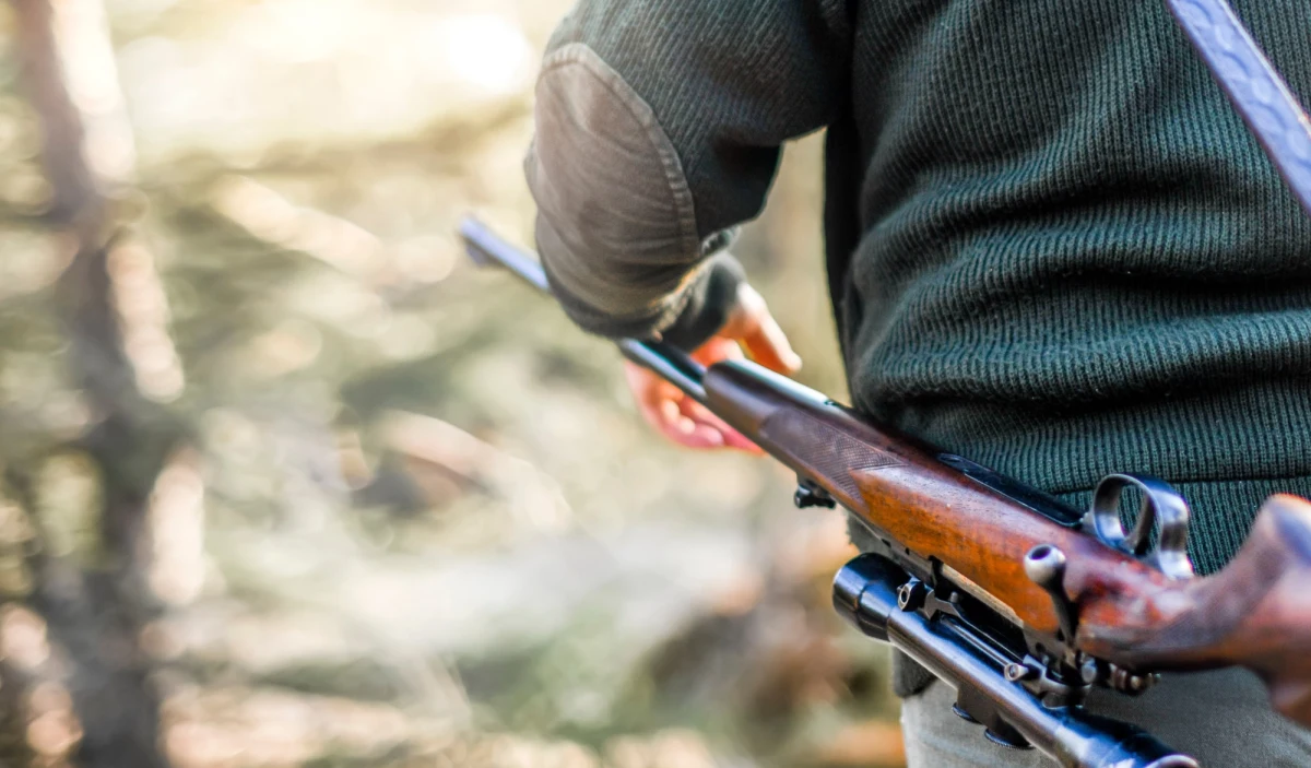 Tragiczny wypadek podczas polowania na Podlasiu. 57-letni myśliwy śmiertelnie postrzelił mężczyznę. 