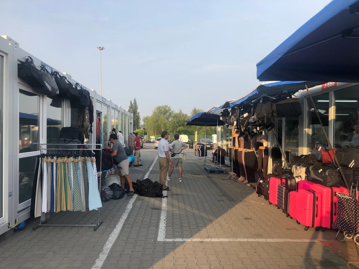 "Czekaliśmy na ten dzień ponad trzy miesiące" – mówią RMF FM kupcy z Marywilskiej 44 w Warszawie, którzy w sobotę wrócili pod powyższy adres. Zaczęło tam działać tymczasowe miasteczko handlowe, które ulokowano obok spalonej w maju hali.