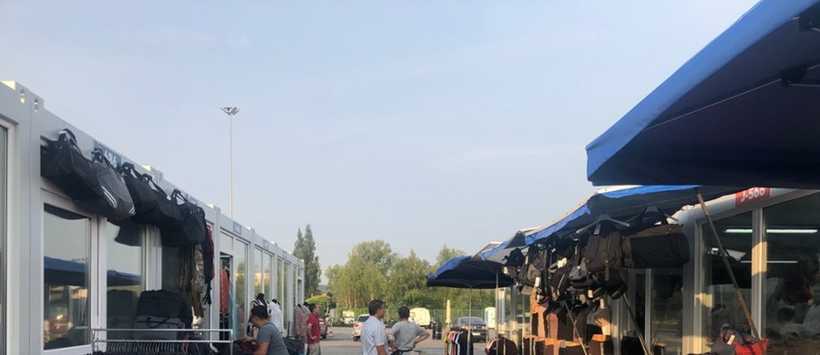 "Czekaliśmy na ten dzień ponad trzy miesiące" – mówią RMF FM kupcy z Marywilskiej 44 w Warszawie, którzy w sobotę wrócili pod powyższy adres. Zaczęło tam działać tymczasowe miasteczko handlowe, które ulokowano obok spalonej w maju hali.
