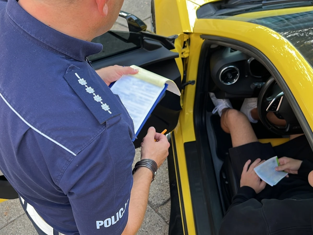 Ponad 200 mandatów - m.in za kierowanie pojazdem, który wytwarza nadmierny hałas - wystawili stołeczni policjanci tylko od wtorku do piątku - poinformowała policja w sobotę. Mundurowi przeprowadzili akcję, w której wykorzystali sonometry, czyli  urządzenia służące do pomiaru poziomu głośności dźwięku.