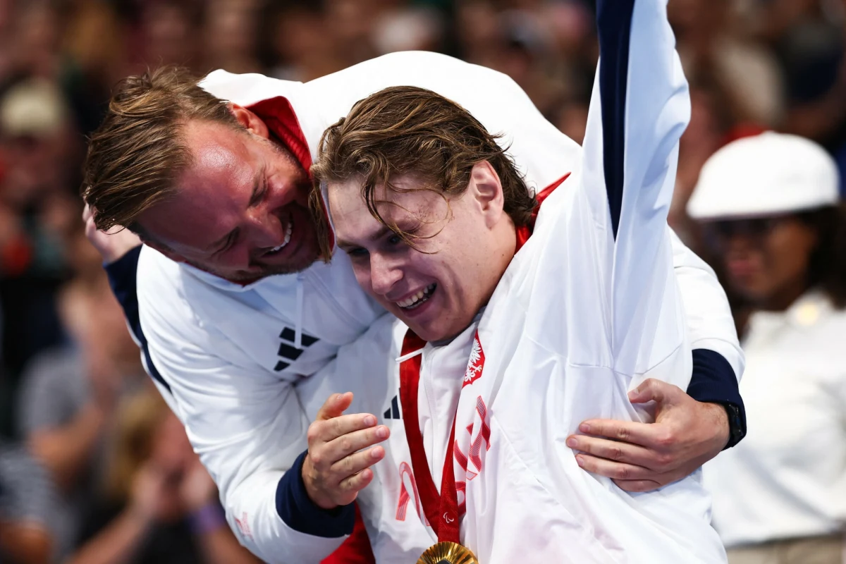 Wielki sukces polskiego pływaka. Kamil Otowski zdobył swój drugi złoty medal igrzysk paralimpijskich w Paryżu, triumfując w pływackim wyścigu na 50 metrów stylem grzbietowym w klasie S1. W czwartek zwyciężył na dystansie dwa razy dłuższym.