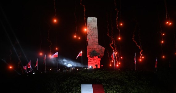 1 września mieszkańcy Gdańska i turyści oddadzą hołd ofiarom II wojny światowej. Pamięć walczących, ale też cywili zostanie uczczona m.in. na Westerplatte, przy Victoriaschule, na placu Obrońców Poczty Polskiej i na cmentarzu Ofiar Terroru Hitlerowskiego. 
