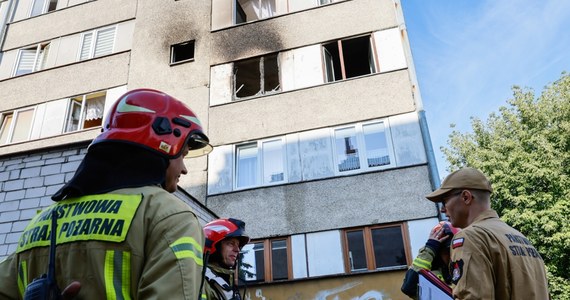 Jedna osoba zginęła w pożarze, który wybuchł w niedzielę nad ranem w jednym z mieszkań bloku w Ostrowie Wielkopolskim. Trzy osoby przewieziono do szpitala, w tym 4-letnie dziecko. Wstępnie podano, że przyczyną pożaru było zwarcie instalacji elektrycznej z powodu połączenia dwóch przedłużaczy.