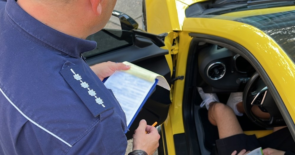 Stołeczni, policjanci, wzięli, samochody, zbyt, głośnymi, wydechami, ciekawe, specjalnej, akcji, uczestniczyli, tylko, funkcjona Nietypowa akcja policji. Kontrolowali tylko wybrane samochody