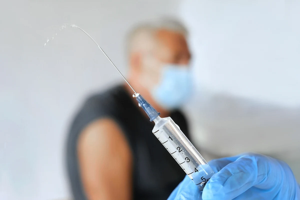 O północy zakończyły się szczepienia przeciwko koronawirusowi w Polsce. Wszystko dlatego, że wraz z końcem sierpnia minęła data ważności preparatów. ​Nowa, zaktualizowana szczepionka trafi do Polski najwcześniej w październiku. Wtedy akcja szczepień ma zostać wznowiona.
