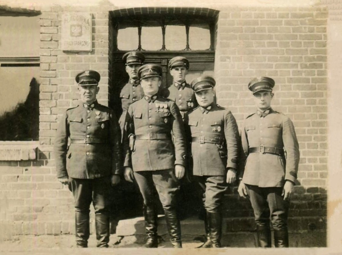 1 września 1939 roku, kiedy III Rzesza zaatakowała Polskę, w godzinach porannych walki toczyły się już w wielu polskich miastach i wsiach. Atakowane były między innymi posterunki straży granicznej ciągnące się wzdłuż granicy II Rzeczpospolitej. Jedną z pierwszych zaatakowanych na odcinku nadnoteckiego rejonu granicznego była placówka SG w Zelgniewie. Pierwsze strzały padły tam w nocy z 31 sierpnia na 1 września 1939. Walki rozpoczęły się ok. godz. 1:40 w nocy. W RMF FM przybliżamy dziś historię bohaterów, którzy brali udział w tej potyczce.