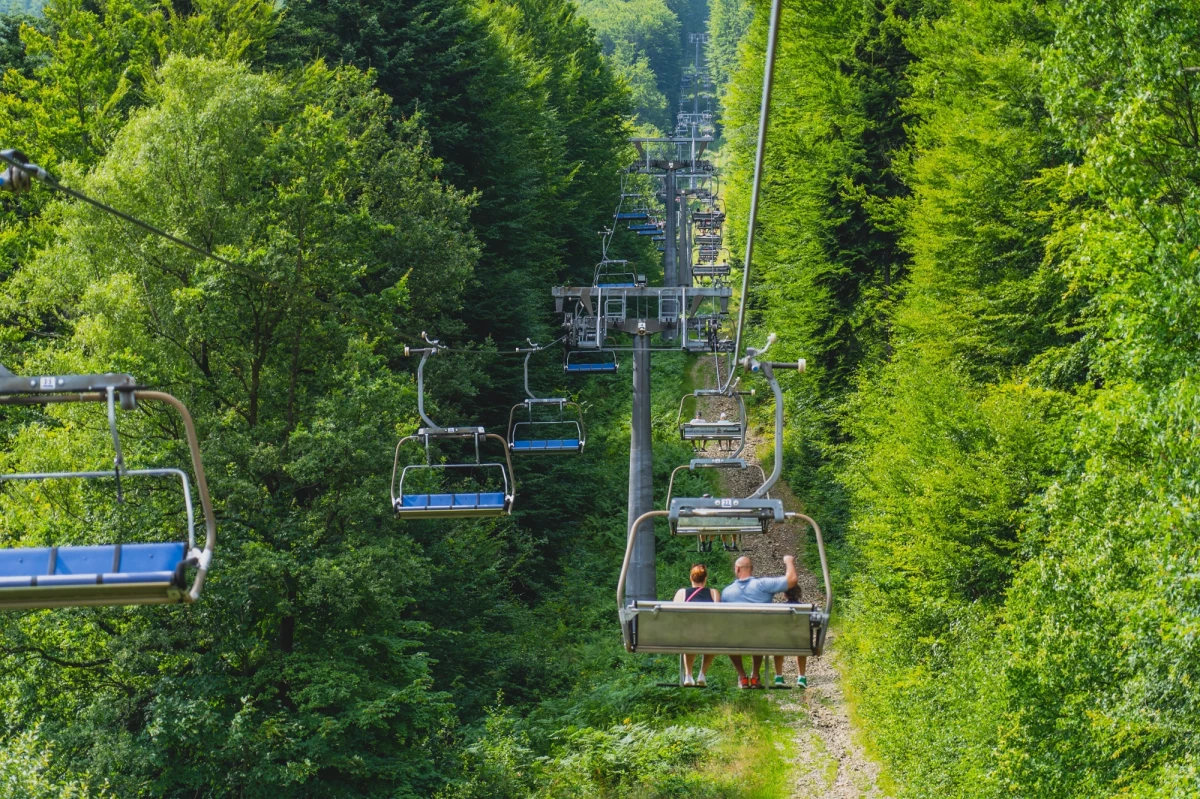 Jesteśmy w trakcie naprawy awarii technicznej kolei linowej na Czantorię - poinformowali właściciele kolei w Beskidzie Śląskim, która w piątek uległa awarii. Z kanap ewakuowano wówczas 55 osób. Nie podano, kiedy kolej zostanie uruchomiona. Właściciele liczą, że stanie się to w najbliższych dniach.