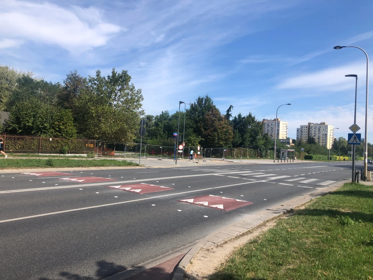 Nowe progi zwalniające pojawiły się w okolicy miejsca śmiertelnego wypadku na ulicy Woronicza w Warszawie. W połowie sierpnia samochód osobowy na przejściu dla pieszych śmiertelnie potrącił kobietę i wjechał w przystanek autobusowy. Tam zabił kolejną osobę, a kilka ranił.