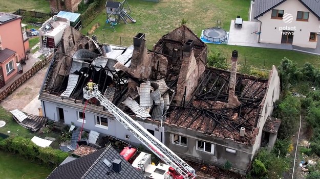 Dwie osoby straciły życie w wyniku pożaru, do którego doszło w środku nocy w domu jednorodzinnym w Jaworznie. Ogień gaszony był przez strażaków z czterech jednostek. Zgłoszenie o wybuchu pożaru strażacy otrzymali ok. godz. 01:45. Przyczyna wybuchu ognia nie została podana do wiadomości publicznej. Wyjaśni ją z pewnością przeprowadzone dochodzenie. Sąsiedzi mężczyzny, który zginął w pożarze, twierdzą, że sprawiał on problemy lokalnej społeczności i podejrzewają, że mógł on spowodować pożar umyślnie.