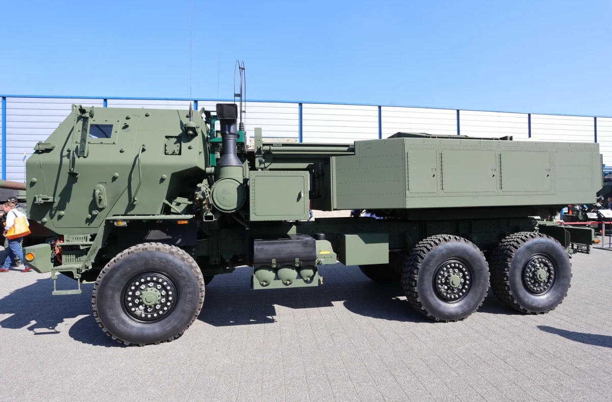 Chorwaci kupują systemy artylerii rakietowej HIMARS. Tak wynika z oświadczenia ministerstwa obrony w Zagrzebiu, cytowanego w niedzielę przez chorwackie media. Śródziemnomorski kraj chce inwestować w zaniedbywaną przez ostatnie dwadzieścia lat armię, a amerykańskie HIMARS-y, które obecnie w Europie posiadają jedynie Polacy, Rumuni i Ukraińcy, mają być ważnym krokiem ku modernizacji.