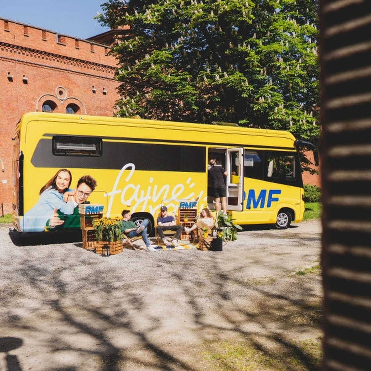 Świetna informacja dla słuchaczy RMF FM. Fajny Żółty Kamper RMF ponownie wyrusza w trasę po Polsce. Żółto-niebieska ekipa nie zwalnia tempa i w poniedziałek 2 września  wyjeżdża z nową powakacyjną energią.