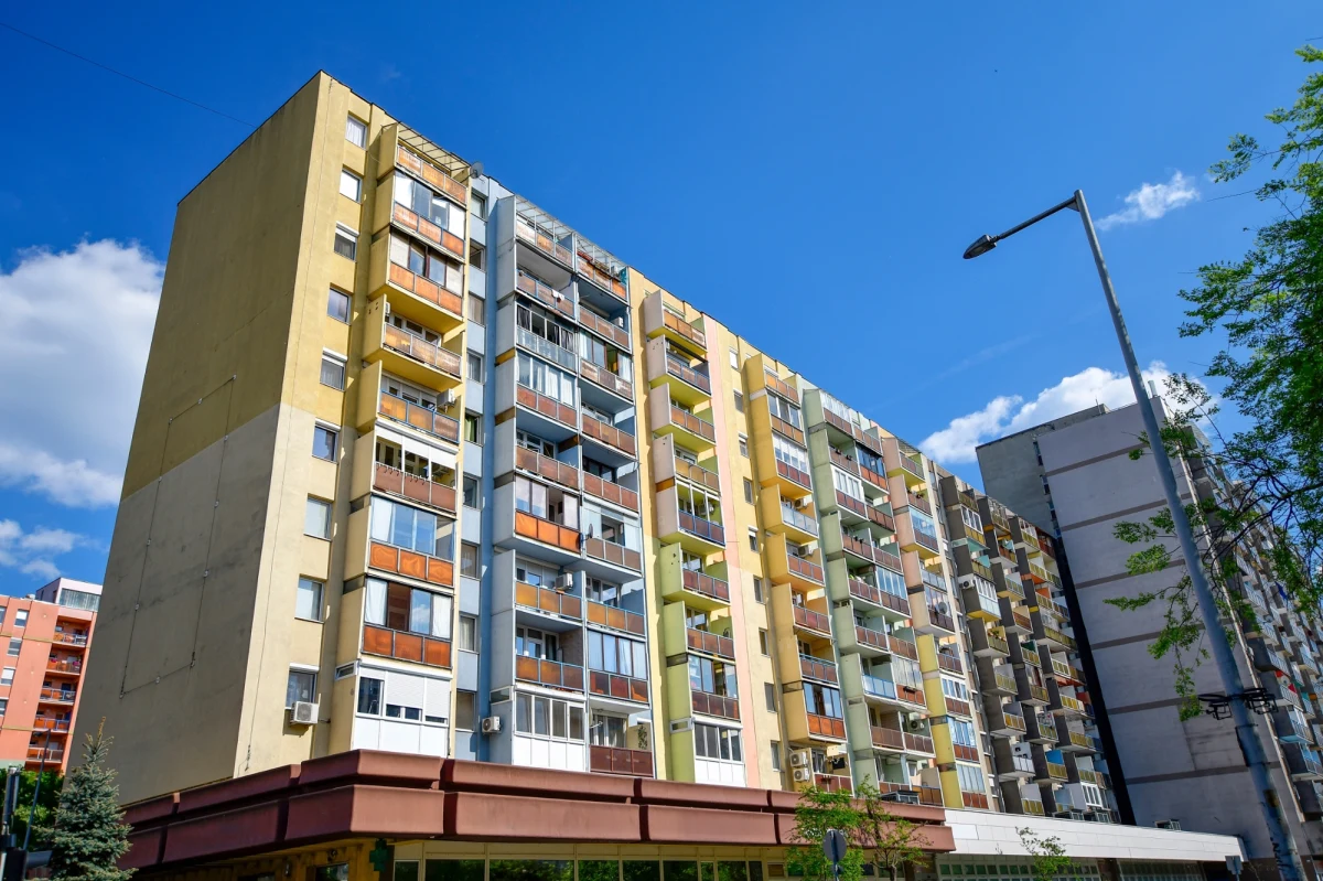 Dwa zarzuty – narażenia na niebezpieczeństwo oraz spowodowania ciężkiego uszczerbku na zdrowiu, usłyszała matka 2,5-rocznego chłopca, który w piątek wypadł z balkonu bloku w Bielsku-Białej. Kobieta została aresztowana.