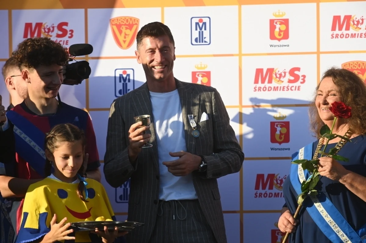 Piłkarz Robert Lewandowski otrzymał w niedzielę Order Uśmiechu. "To chyba najcenniejsze wyróżnienie" - powiedział kapitan reprezentacji Polski.