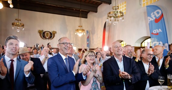 Skrajnie prawicowa Alternatywa dla Niemiec zwyciężyła w niedzielnych wyborach do parlamentu Turyngii, kraju związkowego na wschodzie RFN. AfD zdobyła dobry wynik również w Saksonii - uplasowała się tuż za chadecją - wynika z rezultatów exit poll podanych przez stację ARD. W obu landach spore poparcie uzyskał radykalnie lewicowy Sojusz Sahry Wagenknecht (BSW).