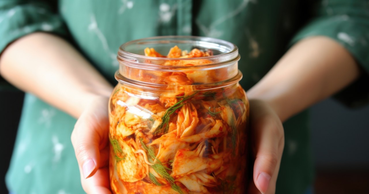 Kimchi, może, popularnością, naszym, kraju, dorównuje, kiszonym, ogórkom, dziś, jest, pewno, jedna, najpopularniejszych, kiszone Najzdrowsza kiszonka świata. Reguluje pracę jelit, wspiera wątrobę i odchudza