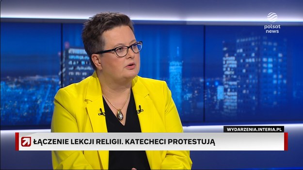 - Trybunał Konstytucyjny nie ma prawa do takich zabezpieczeń - w ten sposób Katarzyna Lubnauer odniosła się do wydania "postanowienia zabezpieczająca" w sprawie rozporządzenia Barbary Nowackiej dotyczącego lekcji religii w szkołach. Wiceminister zapewniła też, że przedmiot ten nie zniknie ze szkół i wyjaśniła, czy "świecka szkoła" byłaby w Polsce możliwa. Prezydent Andrzej Duda na Jasnej Górze, podczas swojego niedzielnego przemówienia, nawiązała do sporu o lekcje religii w szkołach. - Gdy ktoś próbuje odebrać nam religię, to zarazem odbiera nam jakąś ważną, niezbywalną część polskości, której oddać nam nigdy nie wolno - mówił. Katarzyna Lubnauer, pytana o te słowa przez Grzegorza Kępkę w "Gościu Wydarzeń", stwierdziła, że "do laicyzacji polskiego społeczeństwa przyczynił się PiS", a nie działania jej resortu. - Przez te ostatnie osiem lat liczba dzieci chodzących na religię drastycznie spadła. Zauważmy, że ministerstwo edukacji doprowadza do tego, żeby na religię chodziły osoby, które robią to z potrzeby wiary, z przekonań rodziców, a nie dlatego, że ocena liczy się do średniej. Dlatego też oceny z religii i etyki nie będą wliczane do średniej - mówiła. Kilka dni temu Trybunał Konstytucyjny wydał "postanowienie zabezpieczające" w sprawie rozporządzenia Barbary Nowackiej. Minister edukacji opublikowała dokument na nowo organizujący nauczanie religii w szkołach. TK zawiesił stosowanie tego aktu prawnego do czasu, aż wyda orzeczenie. Z wnioskiem do TK wystąpiła I prezes Sądu Najwyższego. Małgorzata Manowska wskazywała, że zaproponowane przepisy godzą w konstytucyjne prawa oraz naruszają zasady konkordatu. - Trybunał Konstytucyjny nie ma prawa do takich zabezpieczeń, to jest prawo (prezes - red.) Trybunału Julii Przyłębskiej - powiedziała wiceminister. Katarzyna Lubnauer w kontekście zmian w szkołach wspomniała, że katecheci nie powinni się obawiać o utratę pracy. - Ta zmiana (dotycząca zmniejszenia liczby lekcji religii - red.), od 1 września 2025 roku, oczywiście wyw