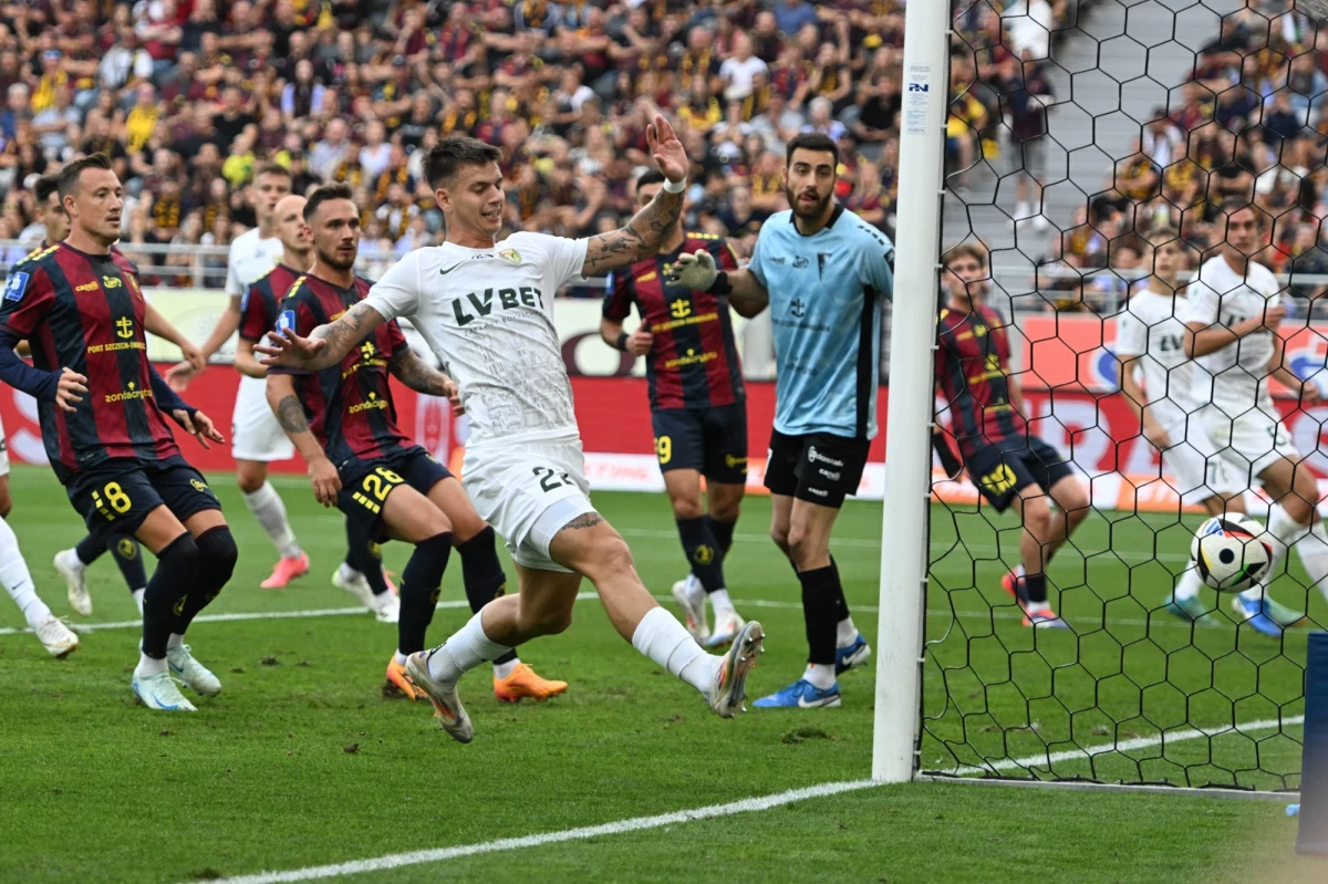 W Szczecinie, po szalonym meczu, Pogoń pokonała Śląsk Wrocław 5:3. 