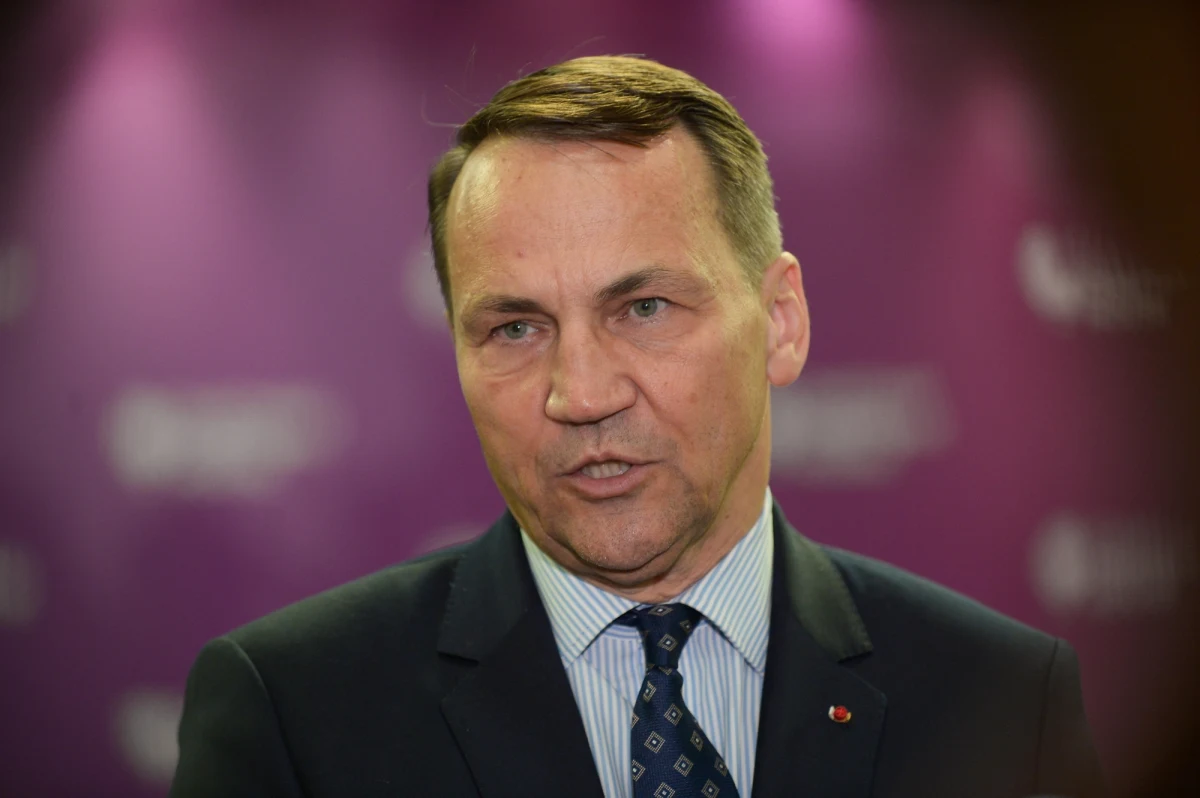 Polska i inne kraje graniczące z Ukrainą mają obowiązek zestrzeliwać nadlatujące rosyjskie pociski, zanim wejdą one w ich przestrzeń powietrzną - ocenił minister spraw zagranicznych Radosław Sikorski w wywiadzie dla brytyjskiego dziennika "Financial Times".