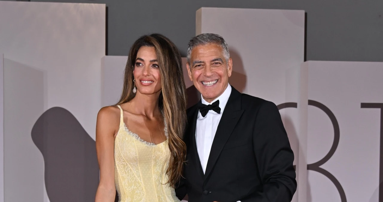  46-letnia Amal Clooney w kreacji od Versace. Klasa