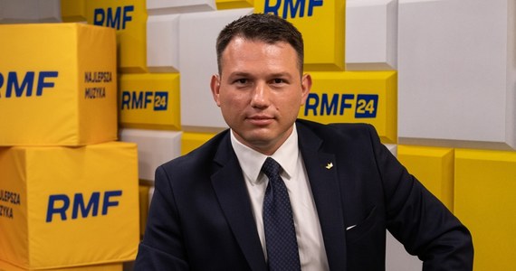 „Nie chcę działać jak moi konkurenci. W polityce i biznesie trzeba się wyróżnić. Już teraz prowadzę kampanię niewyborczą. Na razie jestem faworytem” – mówił w Porannej rozmowie w RMF FM Sławomir Mentzen, kandydat Konfederacji na prezydenta.