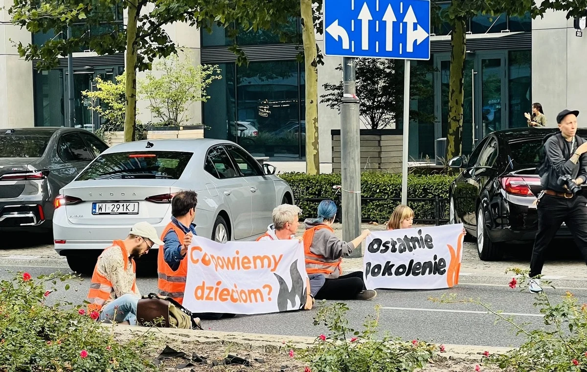 Błyskawiczna akcja policji w centrum Warszawy. Aktywiści klimatyczni z organizacji Ostatnie Pokolenie zablokowało jedną z ulic w Śródmieściu, jednak funkcjonariusze szybko przenieśli protestujących poza jezdnię. 