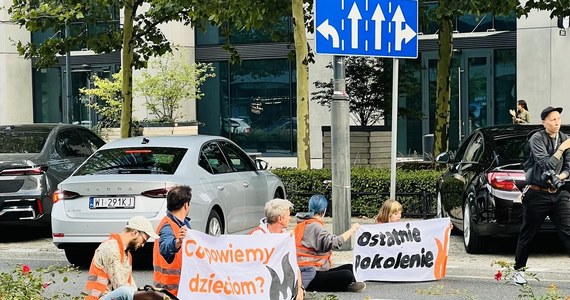 Błyskawiczna akcja policji w centrum Warszawy. Aktywiści klimatyczni z organizacji Ostatnie Pokolenie zablokowało jedną z ulic w Śródmieściu, jednak funkcjonariusze szybko przenieśli protestujących poza jezdnię. 