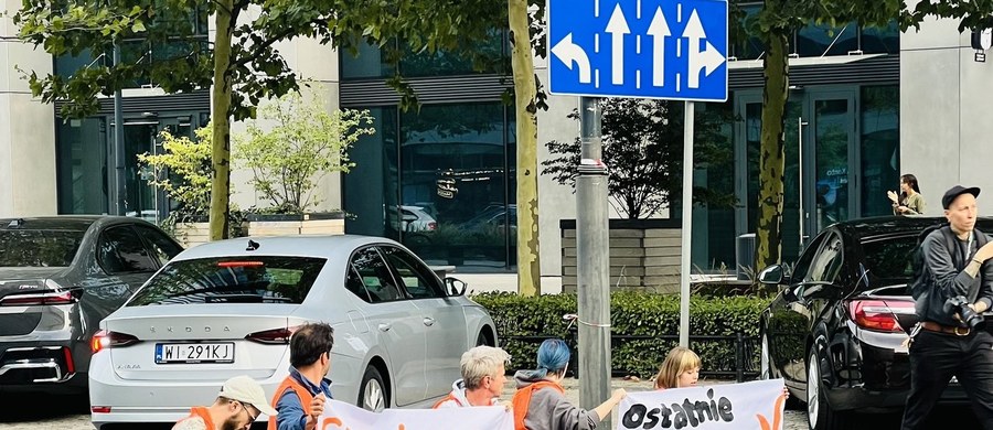 Błyskawiczna akcja policji w centrum Warszawy. Aktywiści klimatyczni z organizacji Ostatnie Pokolenie zablokowało jedną z ulic w Śródmieściu, jednak funkcjonariusze szybko przenieśli protestujących poza jezdnię. 