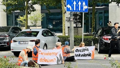 Ostatnie Pokolenie zablokowało ulicę w centrum Warszawy 