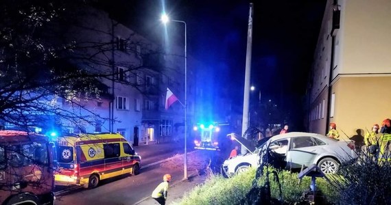 Ponad 2 promile alkoholu miał w organizmie 22-latek, który w Ustrzykach Dolnych na Podkarpaciu rozbił samochód. Mężczyzna uderzył w drzewo, następnie w betonowe schody, a ostatecznie swoją jazdę zakończył na słupie. 