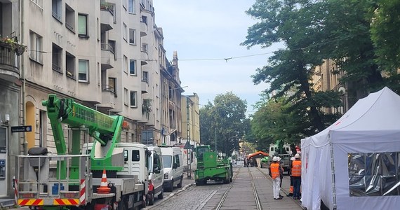 W Poznaniu rozpoczęła się rozbiórka spalonej kamienicy przy ul. Kraszewskiego. Prace mają potrwać około trzech tygodni i większość z nich będzie prowadzona ręcznie. Podczas akcji gaszenia pożaru zginęło dwóch strażaków. 