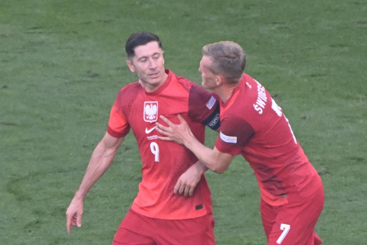 Po ponad dwóch miesiącach od ostatniego występu na Euro 2024 piłkarska kadra rozpoczyna zgrupowanie przed pierwszymi meczami Ligi Narodów. Wydaje się, że Michał Probierz znów musi zarządzać placem budowy, a skład na mecze ze Szkocją i Chorwacją jest dużą niewiadomą.