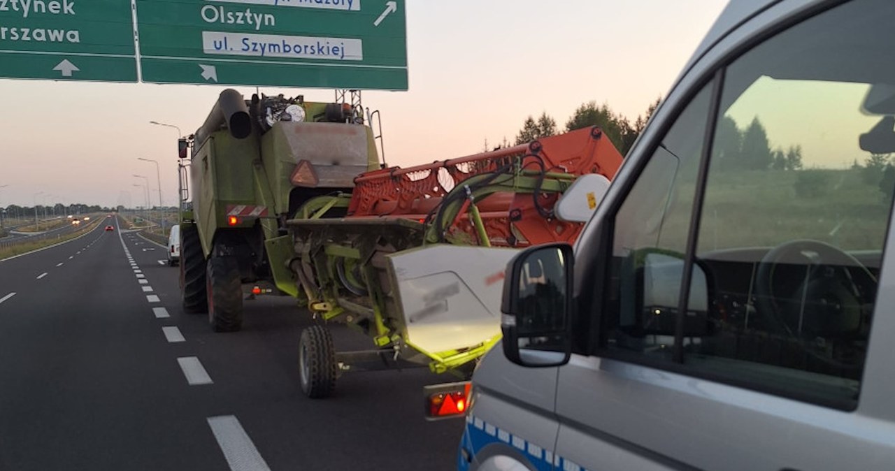 Policjanci, zatrzymali, kierowcę, kombajnu, który, wielką, maszyną, rolniczą, wjechał, drogę, ekspresową, Mężczyzna, został, uka Kombajnem po ekspresówce. To mogło się źle skończyć