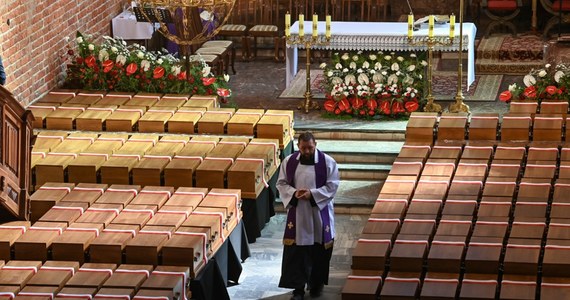 Szczątki ponad 700 ofiar niemieckich zbrodni z czasu II wojny światowej odnalezione w Dolinie Śmierci i zamknięte w 188 trumnach zostały pochowane w poniedziałek w zbiorowym grobie na cmentarzu Ofiar Zbrodni Hitlerowskich w Chojnicach. Uroczystości miały charakter państwowy.