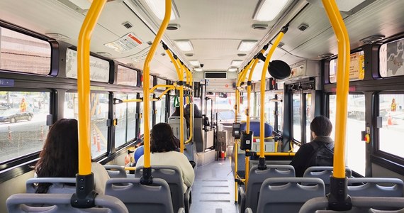 Gorący płyn chłodniczy wylał się na pasażerkę autobusu w Jankowicach w gm. Tarnowo Podgórne. Kobiecie udzielili pomocy ratownicy medyczni, nie było konieczności przewiezienia jej do szpitala.