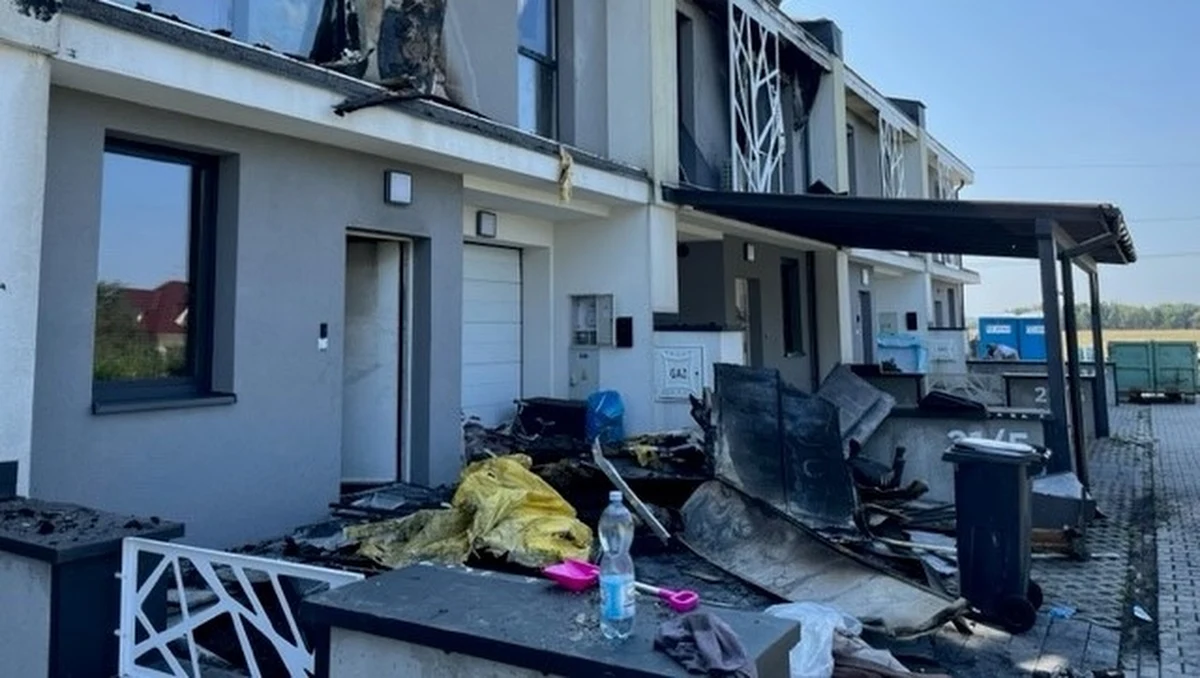 Nie uda się uratować części budynków uszkodzonych przez duży pożar w Rzeszowie. W sobotę przy ul. Wojtyły spaliło się siedem z ośmiu domów w zabudowie szeregowej. Dzisiaj oceniano ich zniszczenia. Na miejscu był reporter RMF FM Dominik Smaga.