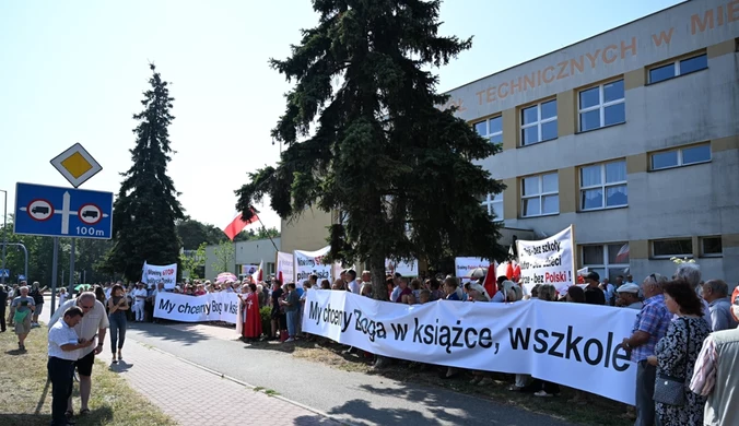 Minister edukacji mówiła o "priorytecie rządu". Przed szkołą protest