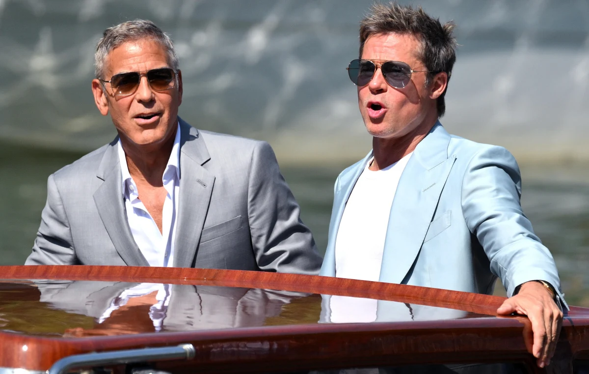 Brad Pitt i George Clooney zadali szyku na wieczornej premierze filmu "Samotne wilki". Komedia sensacyjna pokazywana jest w Wenecji poza konkursem. 